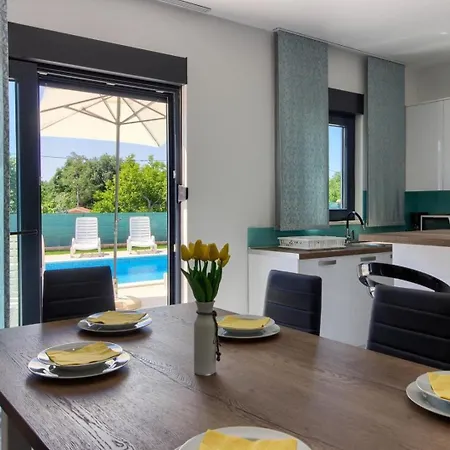 Mit Privatpool Fuer 8 Personen Ca 130 Qm In Paradiz Bei Vodnjan, Istrien Suedkueste Von Istrien 度假居 *