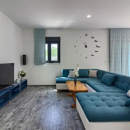 Mit Privatpool Fuer 8 Personen Ca 130 Qm In Paradiz Bei Vodnjan, Istrien Suedkueste Von Istrien Gajana